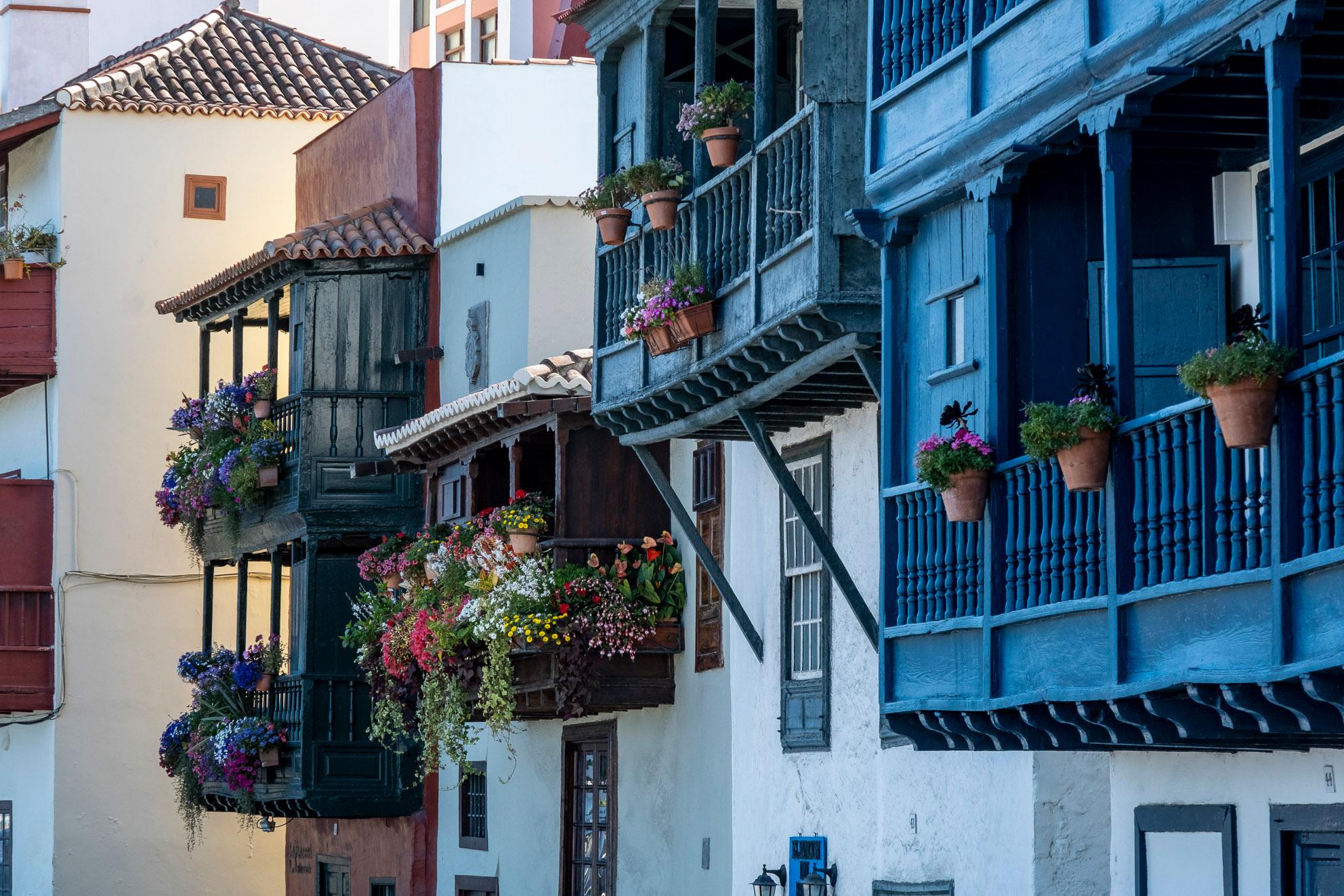 <p>Die Casas de los Balcones aus dem 16. Jahrhundert beeindrucken mit ihren zweigeschossigen Holzbalkonen und ihrem bunten Anstrich.</p>

