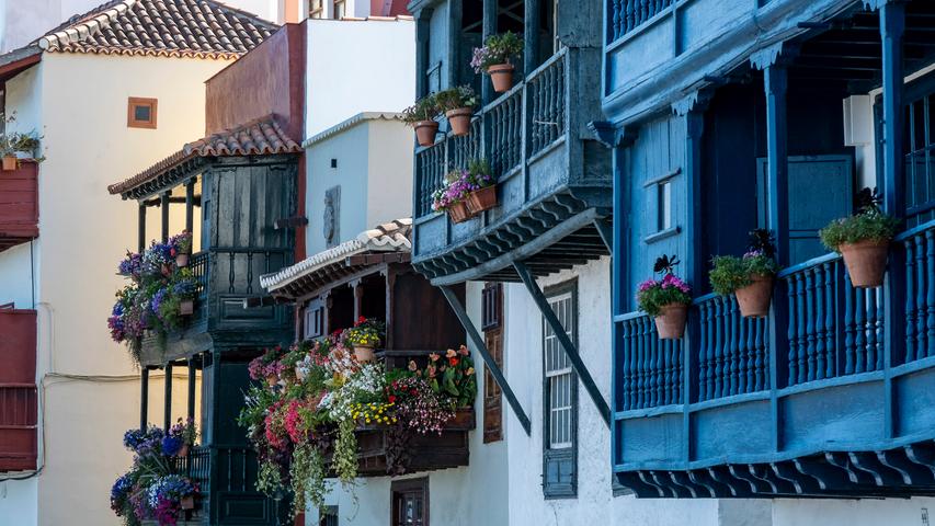 Die Casas de los Balcones aus dem 16. Jahrhundert beeindrucken mit ihren zweigeschossigen Holzbalkonen und ihrem bunten Anstrich.