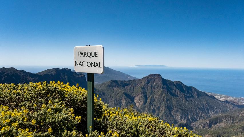 Der Caldera de Taburiente Nationalpark im Zentrum der Insel bietet eine Vielzahl von Wanderrouten .
