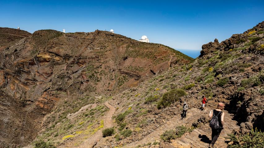 Einige Auf- und Abstiege gilt es hier zu bewältigen, ehe man den 2426 Meter hohen Roque de Muchachos erreicht.