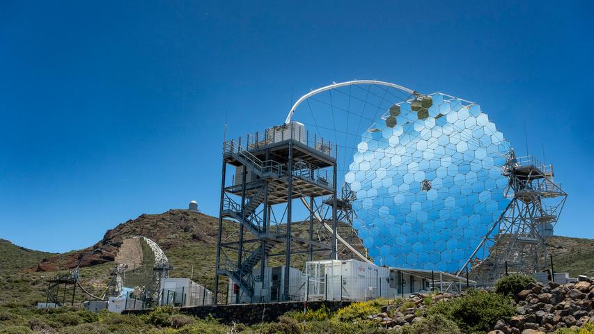 Dieses futuristisch anmutende Teleskop gehört zur modernsten Generation der Spiegeltelekope und kann hochenergetische Gamma-Strahlen erfassen. Es besteht aus 246 Segmenten und hat einen Durchmesser von 17 Metern.