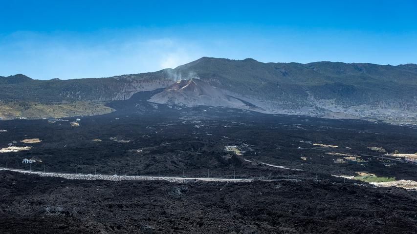 Dabei wurden etwa 10 Prozent der Insel unter Lava begraben. 7.000 Menschen mussten evakuiert werden, 3.000 konnten nicht mehr in ihre Wohnungen zurück.