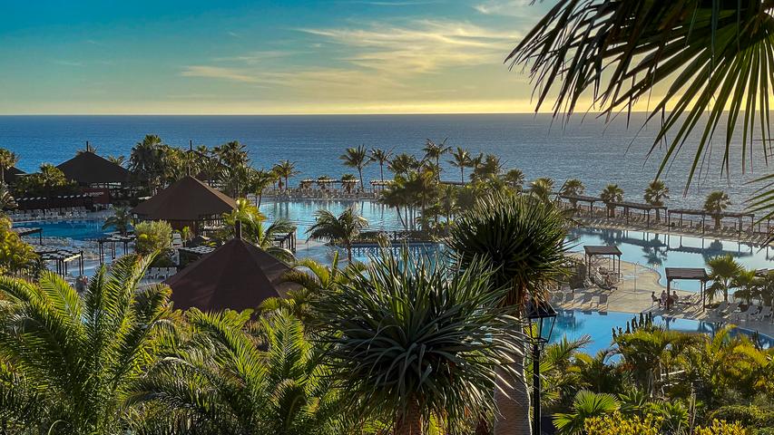 Das nahegelegene "La Palma Princess" mit seinen weitläufigen Poolanlagen ist eine der wenigen großen Hotelanlagen auf der Insel.