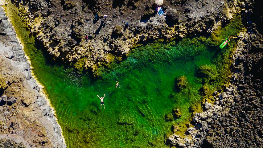 Wer es abenteuerlicher mag, findet neben der Playa Nueva, in Sichtweite der Leuchttürme, in einer kleinen versteckten Lagune, einen perfekten Badespot. Aber Vorsicht: die Lavasteine sind mitunter sehr scharfkantig.