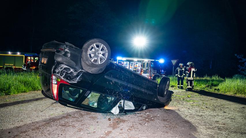 Überschlagen und auf dem Dach liegen geblieben - junger Fahrer nur leicht verletzt Überschlagen und auf dem Dach liegen geblieben - junger Fahrer nur leicht verletzt