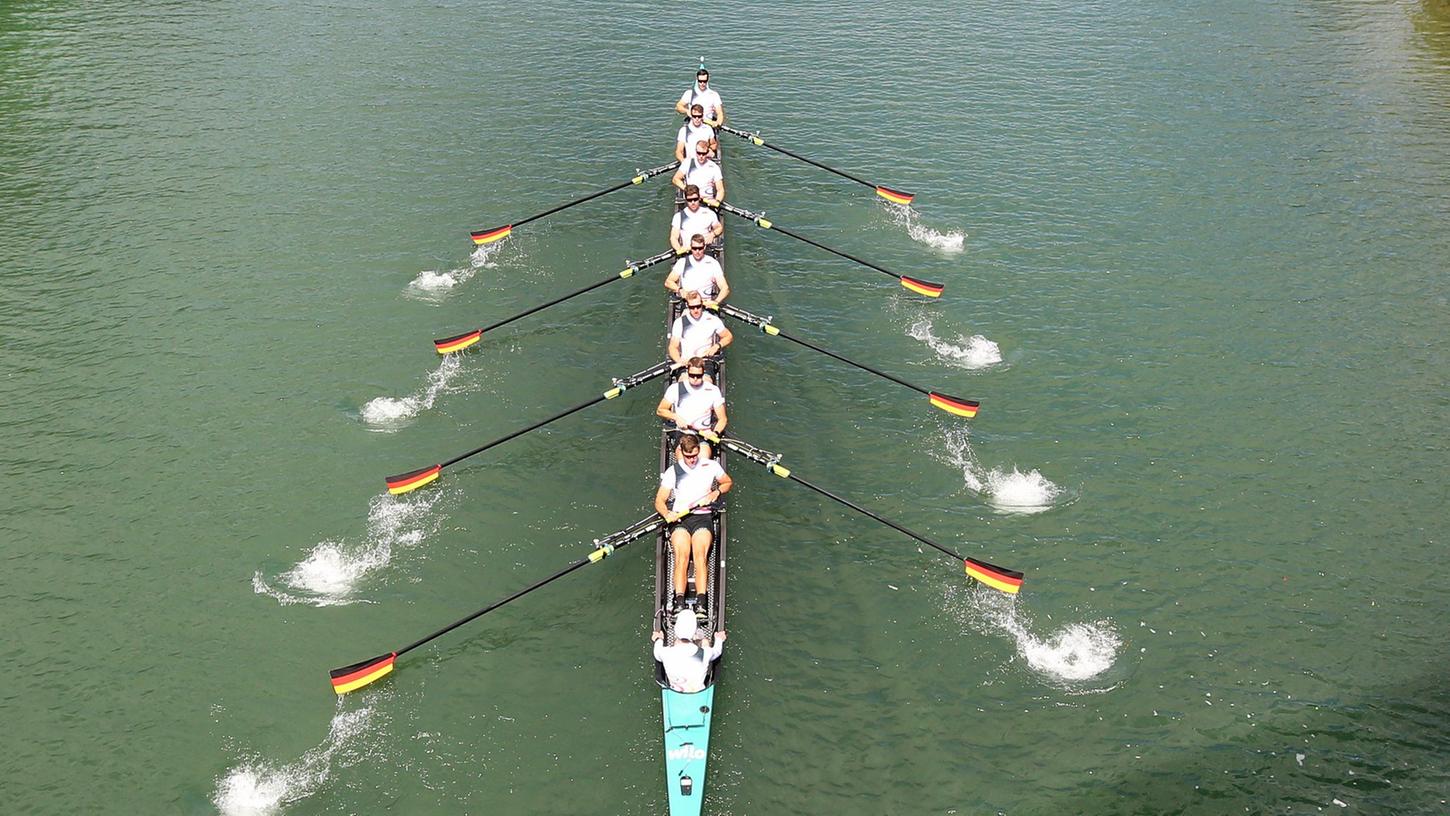 Der Deutschland-Achter beim Training. Der Deutschland-Achter beim Training.