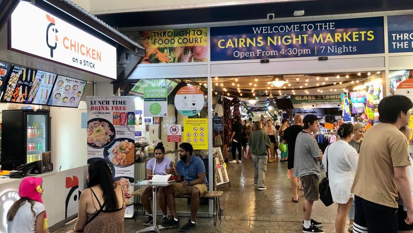Kontrastprogramm: In den Night-Markets von Cairns gibt es fast alles, was man zwischen Asia-Food und Souvenirs gebrauchen kann.