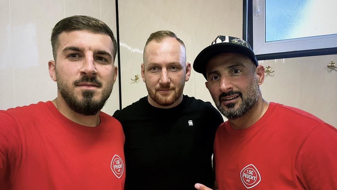 Hakija Hokula (Mitte) mit Sturmpartner Ali Ali (links) und Trainer Selcuk Oguz.