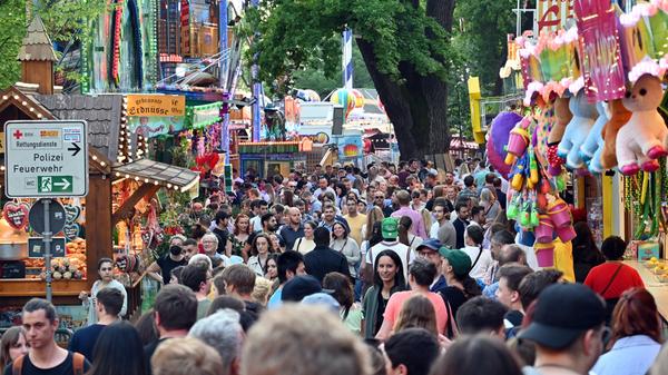 Der Berg ruft: Das älteste Bierfest der Welt lockt jedes Jahr rund eine Million Besucher an. Mit seinem Charme und seiner Atmosphäre zieht es Klein und Groß aus Nah und Fern in seinen Bann. Die Bergkirchweih findet immer rund um Pfingsten statt.