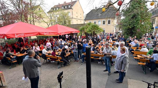 Erlangen war einst eine der großen Bierstädte Deutschlands. Mitte des 19. Jahrhunderts lag Erlangen beim Bierexport noch vor München und Kulmbach. Nicht nur Karl May rühmte in einem Buch die hervorragende Qualität des Erlanger Bieres. Noch heute ist in den USA die Bezeichnung "Erlanger" eine Qualitätsbestimmung. Die Tradition des Bierbrauens wird in der Steinbachbräu in der Altstadt gehegt und gepflegt. Dort gibt es auch ein schmuckes Biermuseum, in dem nach Absprache Führungen angeboten werden.