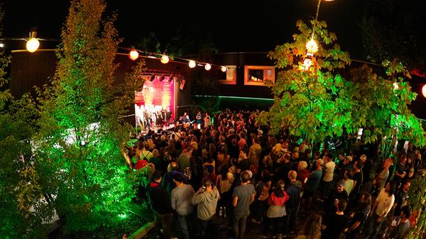 Das Kulturzentrum E-Werk in Erlangen ist seit 1982 ein wichtiger regionaler und überregionaler Taktgeber in der Kulturszene und gehört mit einer Gesamtkapazität von rund 2.300 Besuchern, vier Veranstaltungsräumen, einem Kino und einem Biergarten mit Open-Air-Bühne zu einem der größten soziokulturellen Zentren in Deutschland.