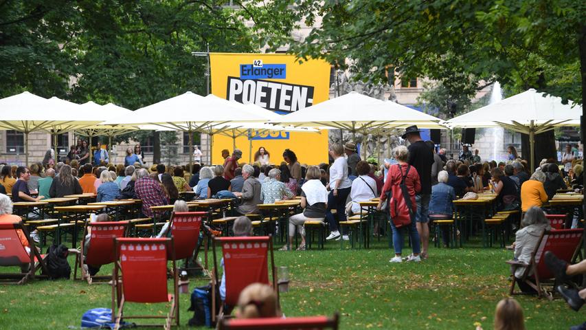 Am letzten Augustwochenende wird jedes Jahr rund um den Erlanger Schlossgarten mit dem Erlanger Poetenfest der Auftakt zum deutschen Bücherherbst gefeiert. Mit zahlreichen Einzelveranstaltungen rund um die aktuelle Literatur gehört das Poetenfest mit zu den größten und renommiertesten Literaturfestivals im deutschsprachigen Raum.