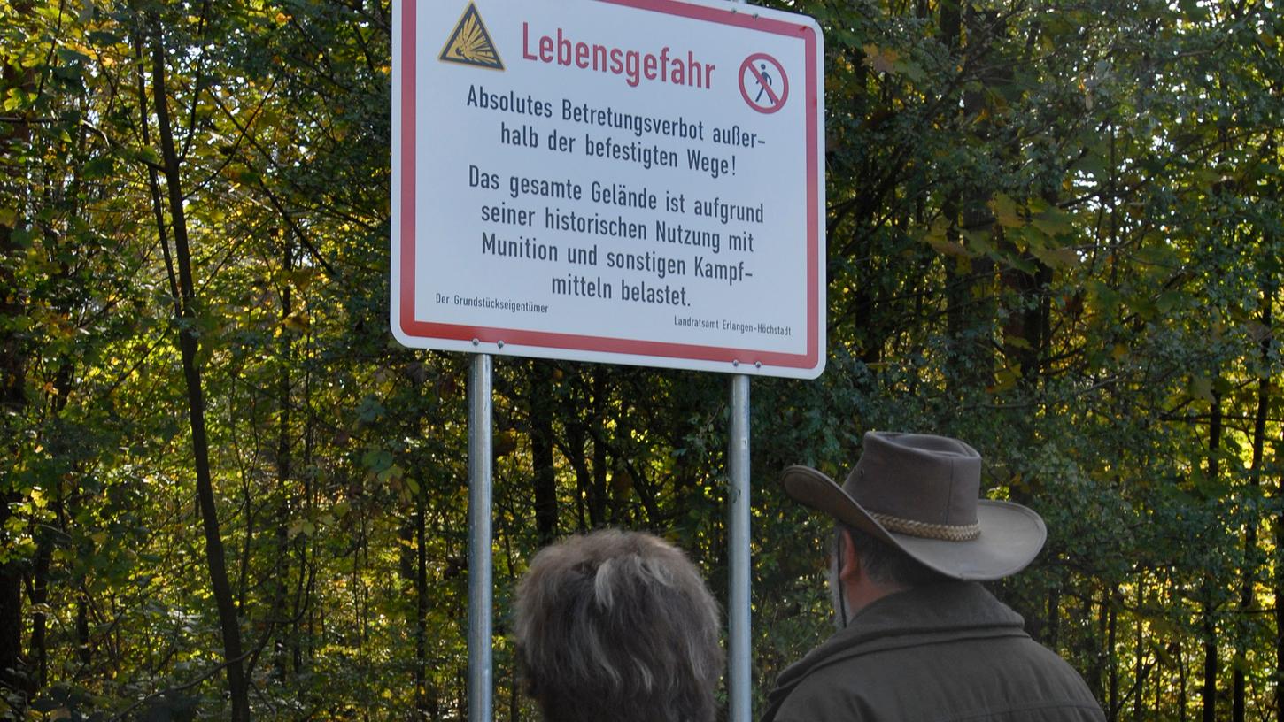 Hunderte solcher Schilder stehen derzeit im Tennenloher Forst. Grund ist eine enorm hohe Munitionsbelastung.