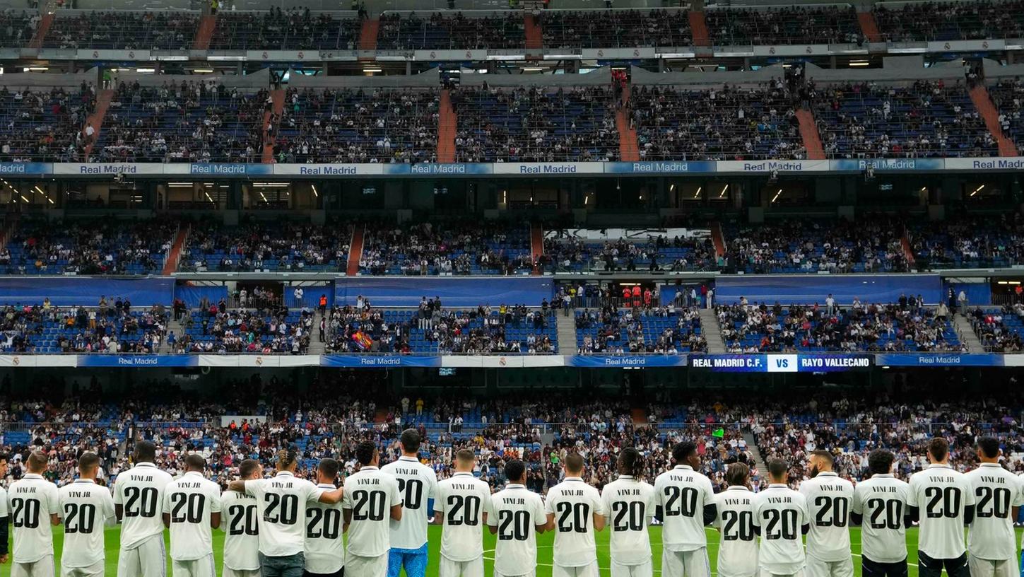 Spieler von Real Madrid tragen Trikots mit dem Namen ihres Mannschaftskameraden Vinicius Junior.