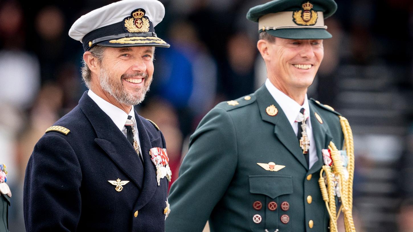 Kronprinz Frederik von Dänemark (l) und sein Bruder Prinz Joachim.