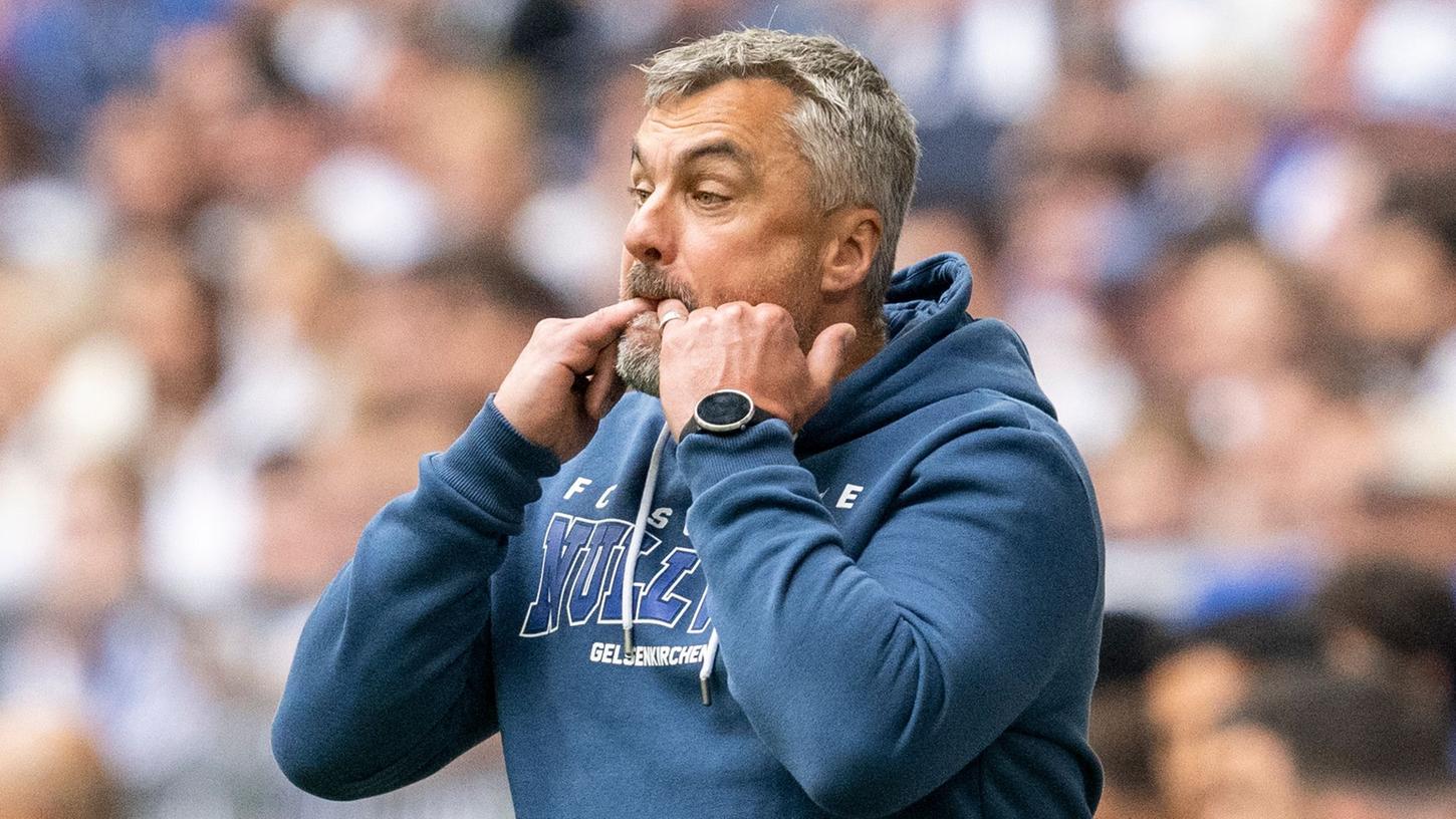 Schalke-Trainer Thomas Reis will mit seinem Team den Abstieg aus der Bundesliga verhindern. Schalke-Trainer Thomas Reis will mit seinem Team den Abstieg aus der Bundesliga verhindern.