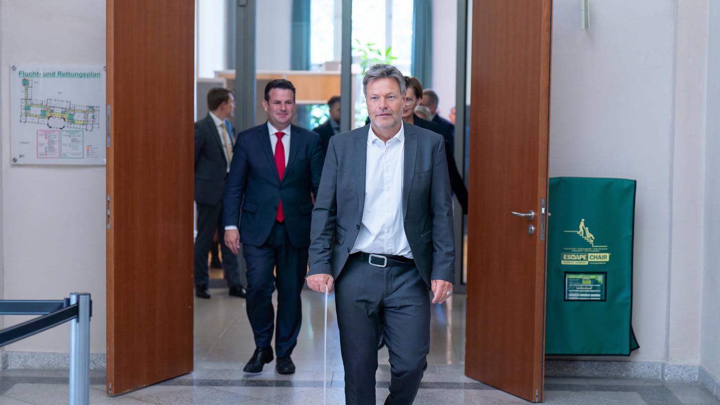 Wirtschaftsminister Robert Habeck auf dem Weg zu einer Pressekonferenz. (Symbolbild) Wirtschaftsminister Robert Habeck auf dem Weg zu einer Pressekonferenz. (Symbolbild)