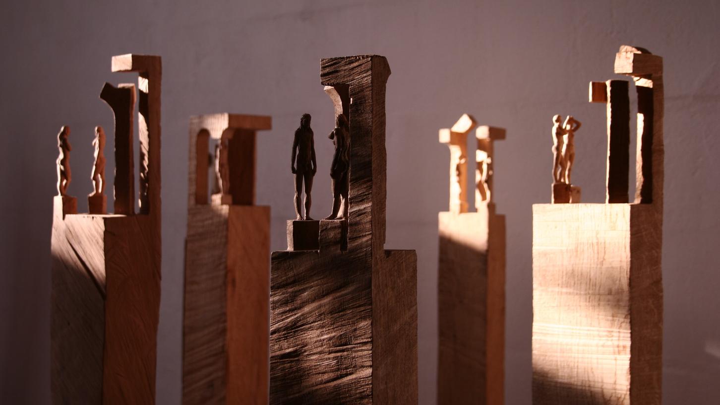 Talk auf Stelen: In mehr als 20 Variationen thematisiert Bildhauer Franz Weidinger die Begegnung zweier Personen
