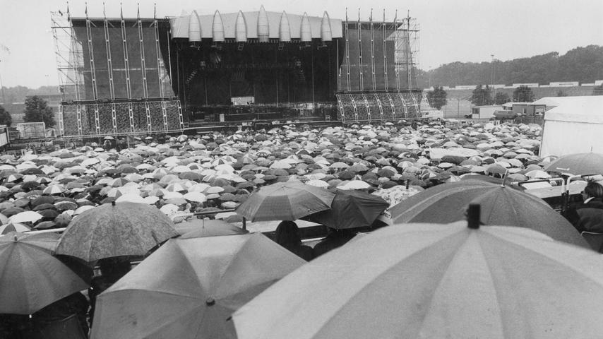 Leider spielte das Wetter nicht mit. An jenem 10. Juni 1990 regnete es in Strömen, so dass auf dem Nürnberger Zeppelinfeld - der vorletzten Station von Tina Turners umjubelter Abschiedstournee - nicht so recht Stimmung aufkommen wollte.