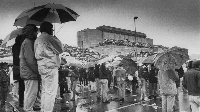 Über 20.000 Fans waren auf das Nürnberger Zeppelinfeld geströmt, um die damals 50-jährige Sängerin zu erleben - und mussten lange auf Tina Turner warten. Erst als die Rocklady über eine Hydrauliktreppe auf die 40 Meter breite Riesenbühne schritt, waren die äußeren Umstände vergessen und die Begeisterung des Publikums kannte keine Grenzen.