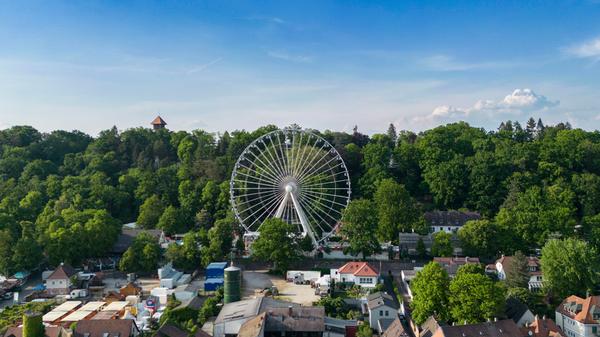 Karussells und andere Fahrgeschäfte, Los- und Schießbuden sorgen für Abwechslung.