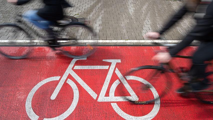 Radfahrer fahren auf einem Radweg. Radfahrer fahren auf einem Radweg.