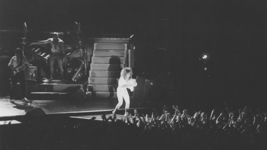 Hier nochmal ein Sprung zurück ins Jahr 1985 - zu Tina Turners zweitem Auftritt in Nürnberg. Für die Frankenhalle - eigentlich als Messehalle konzipiert - soll es unserem Archiv zufolge eines der ersten Rockkonzerte gewesen sein ...