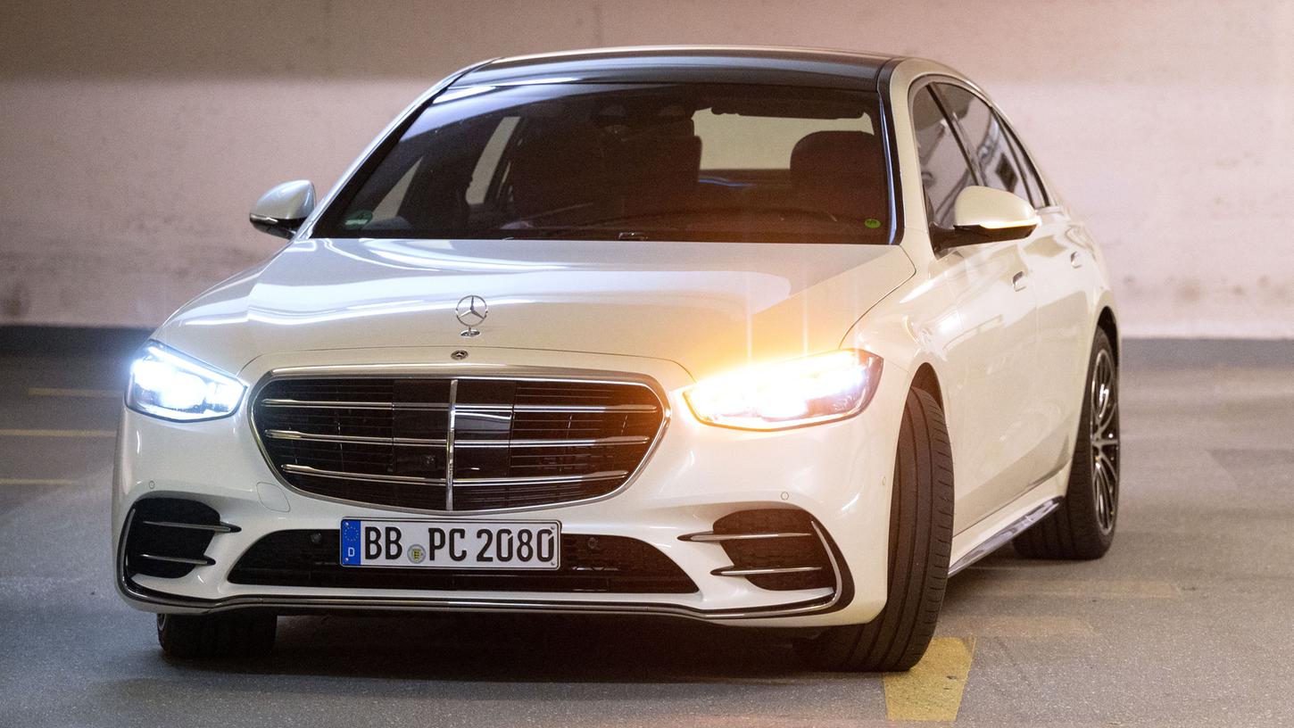 Eine Mercedes-Benz S-Klasse fährt während einer Pressevorführung automatisiert durch ein Parkhaus am Stuttgarter Flughafen.