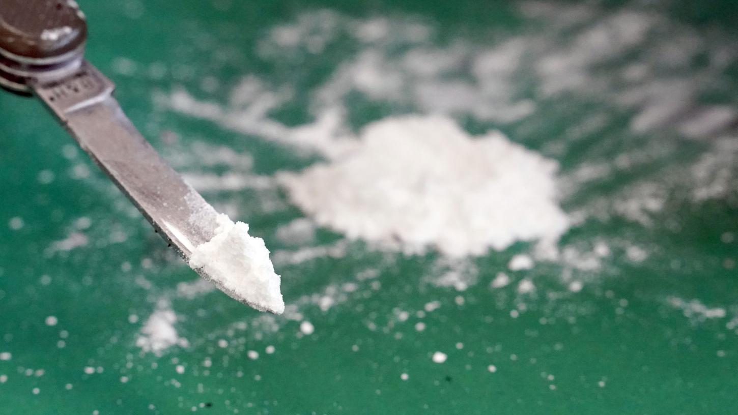 Vom Zoll sichergestelltes Kokain auf der Spitze eines Taschenmessers. (Symbolbild)