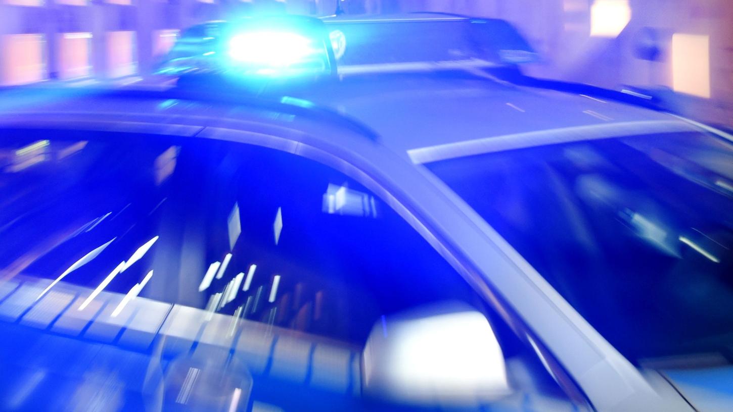 Der 23-Jährige fiel durch überhöhte Geschwindigkeiten und enges Auffahren auf. (Symbolbild) Der 23-Jährige fiel durch überhöhte Geschwindigkeiten und enges Auffahren auf. (Symbolbild)