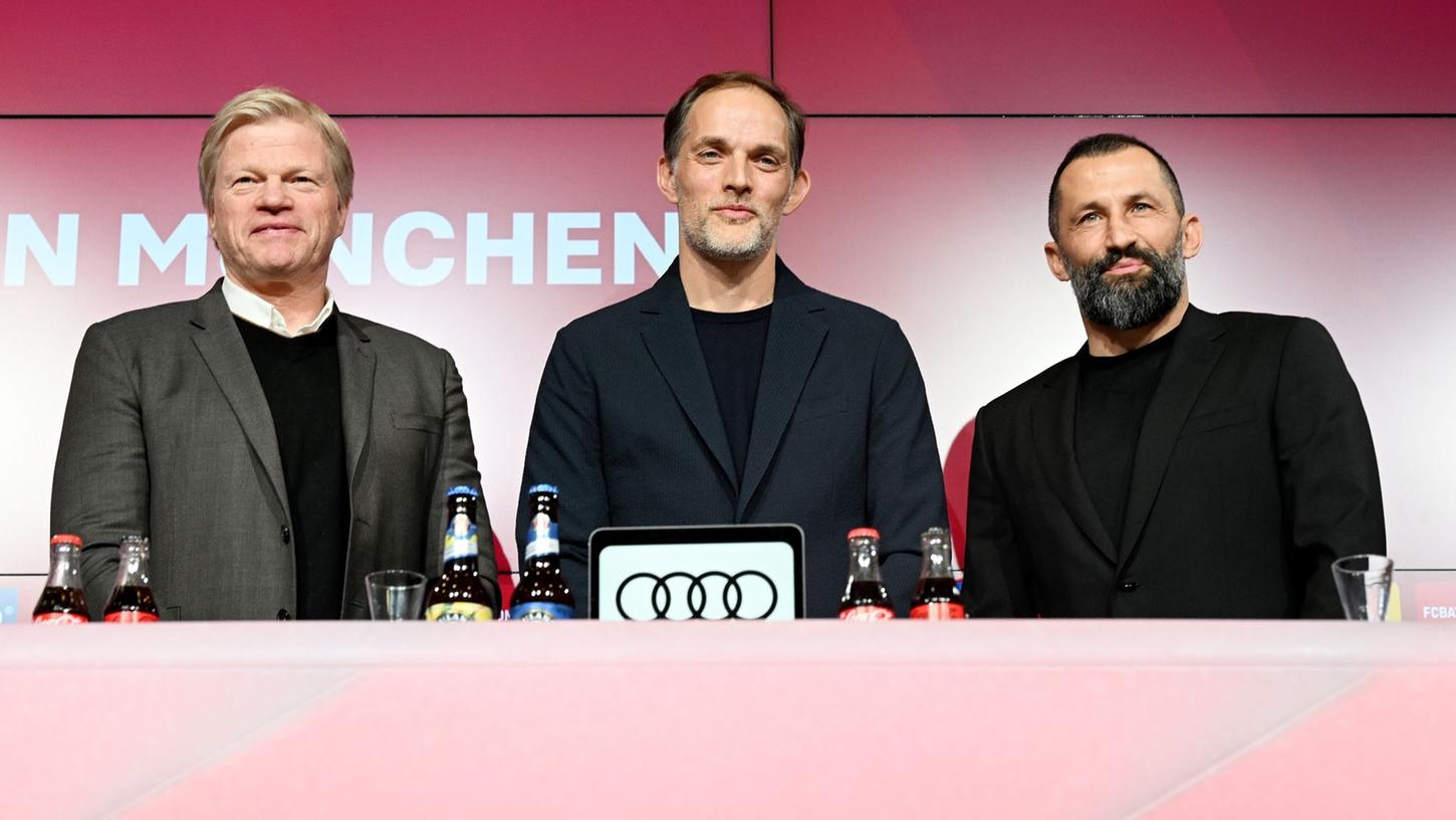 Da war die Bayern-Welt noch in Ordnung: Oliver Kahn (l) und Hasan Salihamidzic (r) präsentierten Ende März Thomas Tuchel als neuen Cheftrainer.