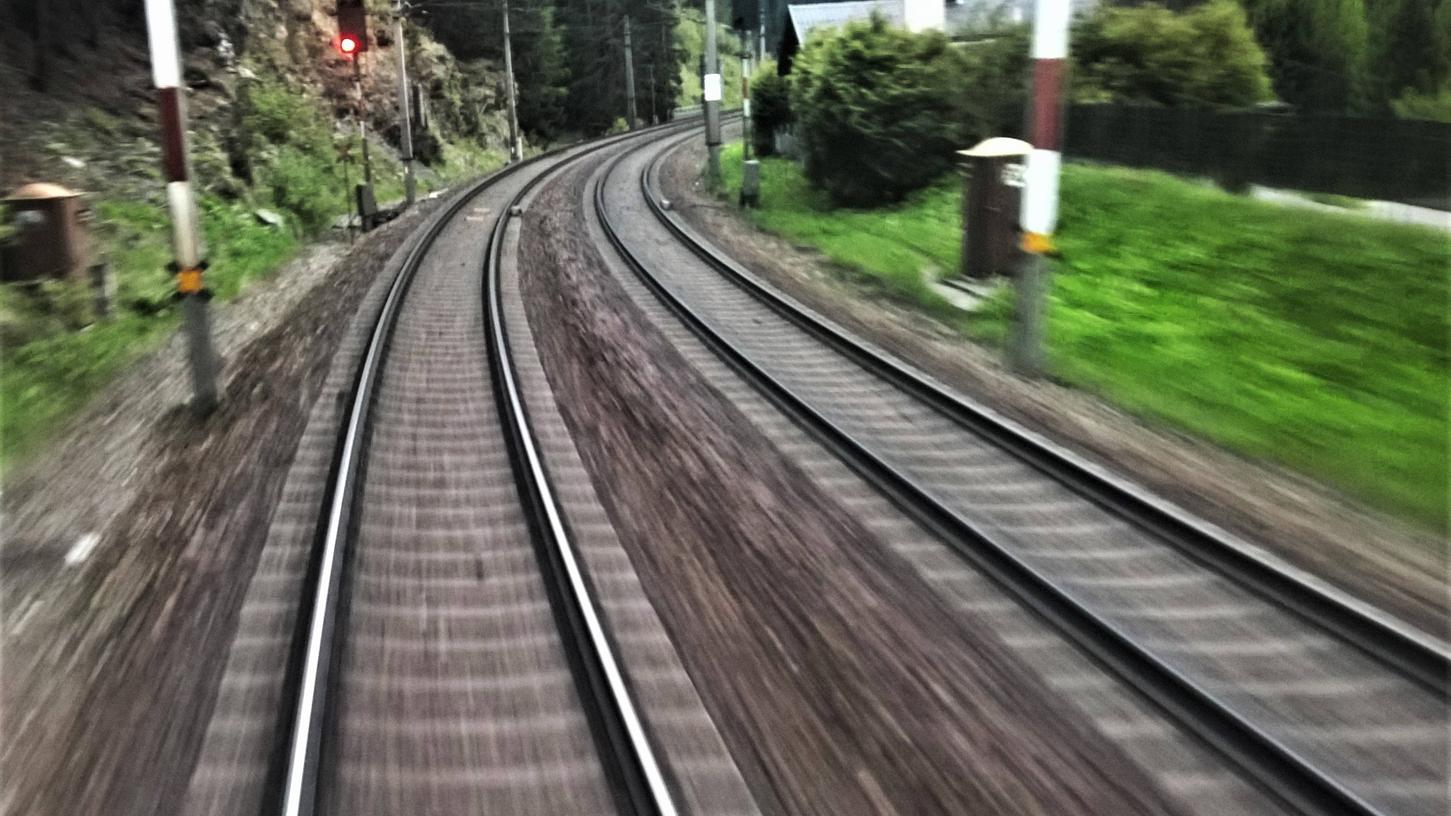 Leere Schienen einer Gleisanlage. (Symbolbild) Leere Schienen einer Gleisanlage. (Symbolbild)