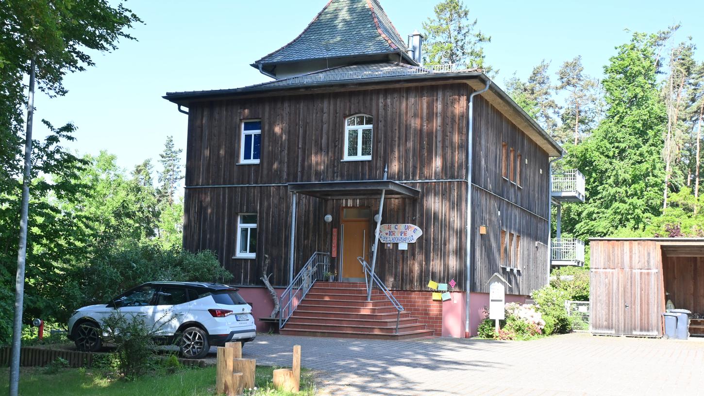 Idyllisch im Wald auf der Ludwigshöhe liegt die Sternstunden-Krippe. Doch wegen der Personalnot haben nun 8 von 24 Familien gekündigt. Idyllisch im Wald auf der Ludwigshöhe liegt die Sternstunden-Krippe. Doch wegen der Personalnot haben nun 8 von 24 Familien gekündigt.
