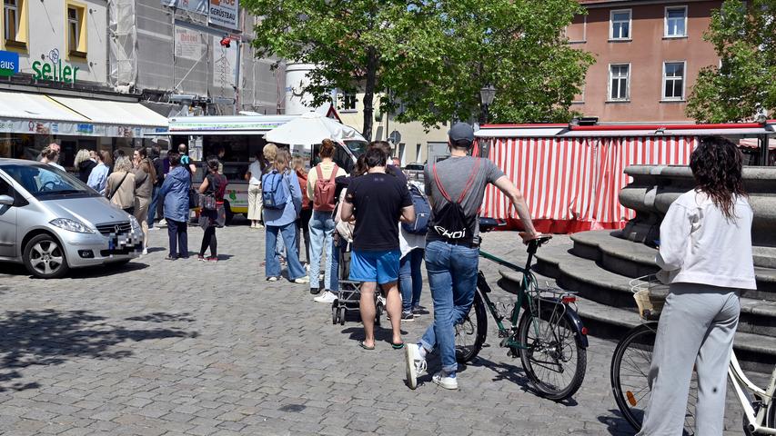 Der Foodtruck stand direkt am Marktplatz/Schlossplatz - der Andrang ist groß.