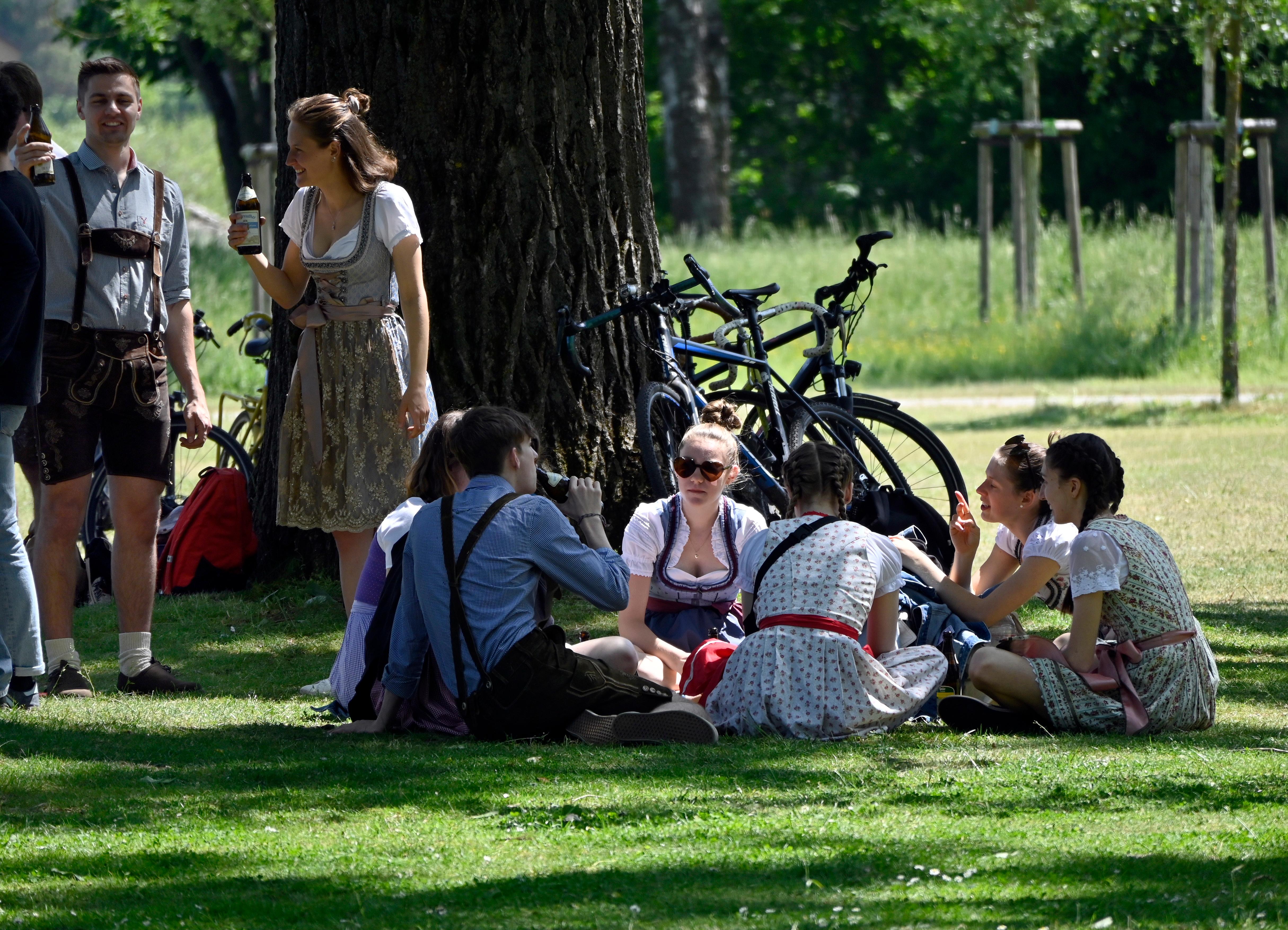 Los geht es bereits am Nachmittag. Dafür verabreden sich zahlreiche junge Menschen an Supermärkten und bilden ihre Kastengemeinschaften. 