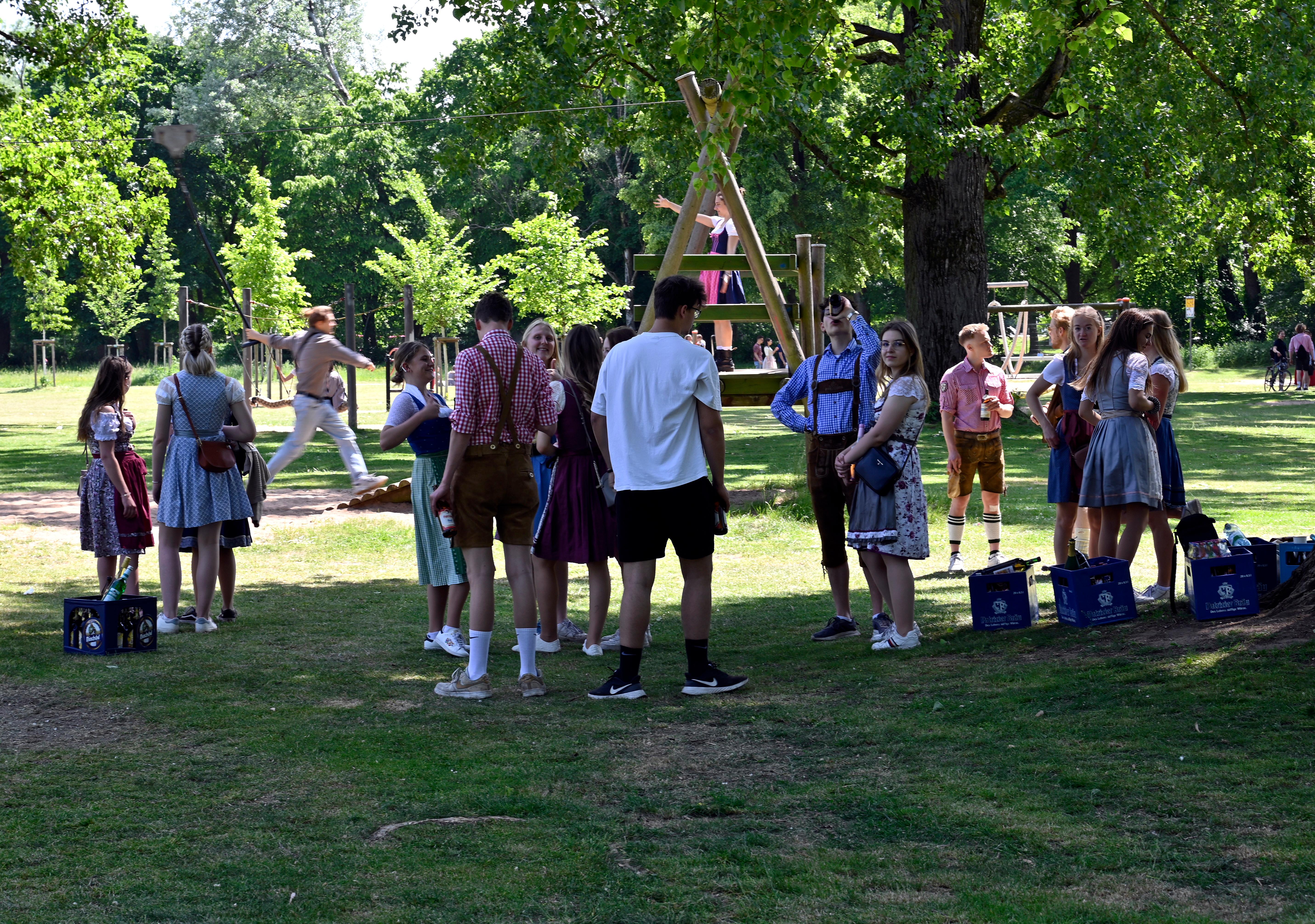 "Wir sehen uns am Baum", heißt es von vielen jungen Leuten. Genau genommen handelt es sich hierbei um eine Birke und eine Linde, die in der Nähe der Fahrradbrücke im Wiesengrund stehen.