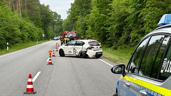 Schwerer Unfall auf B13 bei Muhr: Frau schwer verletzt, zwei Personen flüchteten