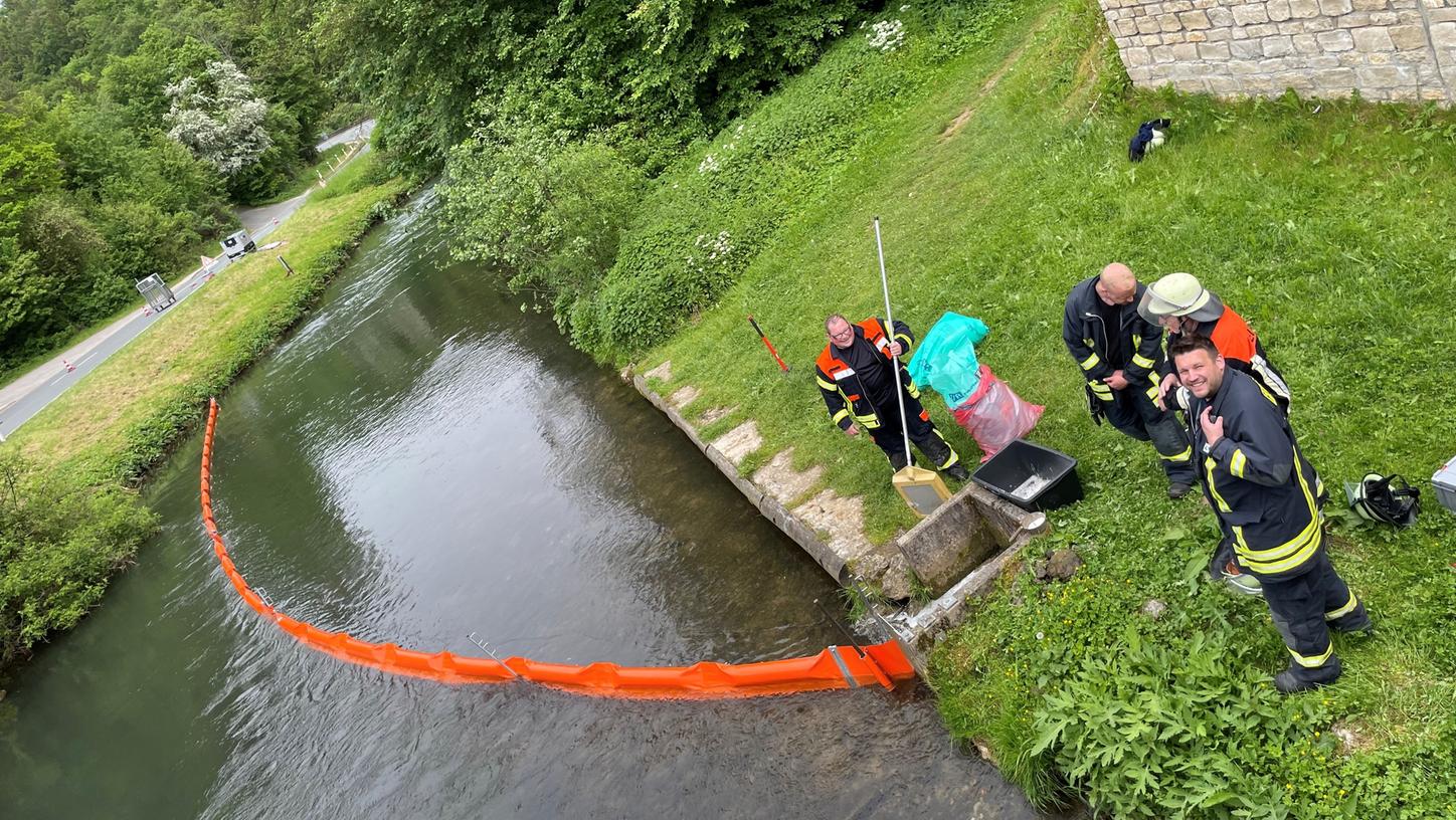 Die Einsatzkräfte richten Ölsperren in der Pegnitz ein. Die Einsatzkräfte richten Ölsperren in der Pegnitz ein.