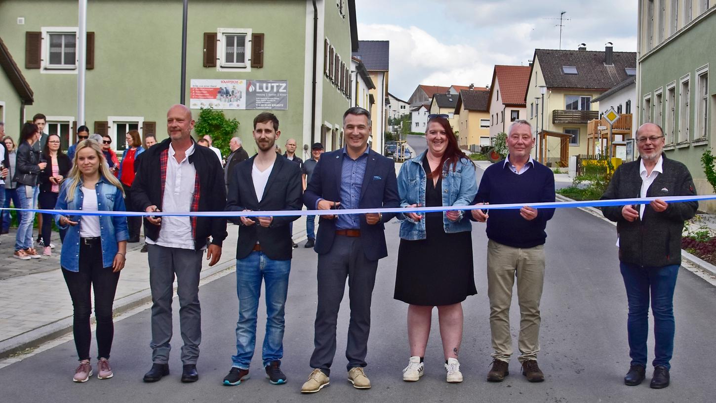 Nach vier Jahren Bauzeit konnte die Hauptstraße in Bieswang wieder freigegeben werden. Die feierliche Eröffnung übernahmen die an der Baumaßnahme beteiligten Behörden gemeinsam mit Bürgermeister Florian Gallus (Mitte).