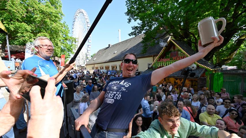 Die Erlanger Bergkirchweih ist eröffnet: Menschenmassen feiern Anstich vorm Henninger Keller