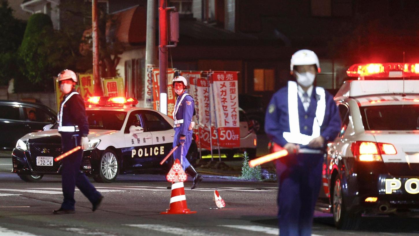 Polizisten in Nakano in der Nähe eines Gebäudes, in dem sich der Täter Mann verschanzt hat. Polizisten in Nakano in der Nähe eines Gebäudes, in dem sich der Täter Mann verschanzt hat.
