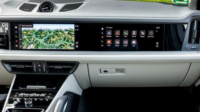 Der Beifahrer beziehungsweise die Beifahrerin bekommt einen eigenen Bildschirm, über den ein separater Zugriff aufs Infotainment-System möglich ist, Videostreaming inklusive.