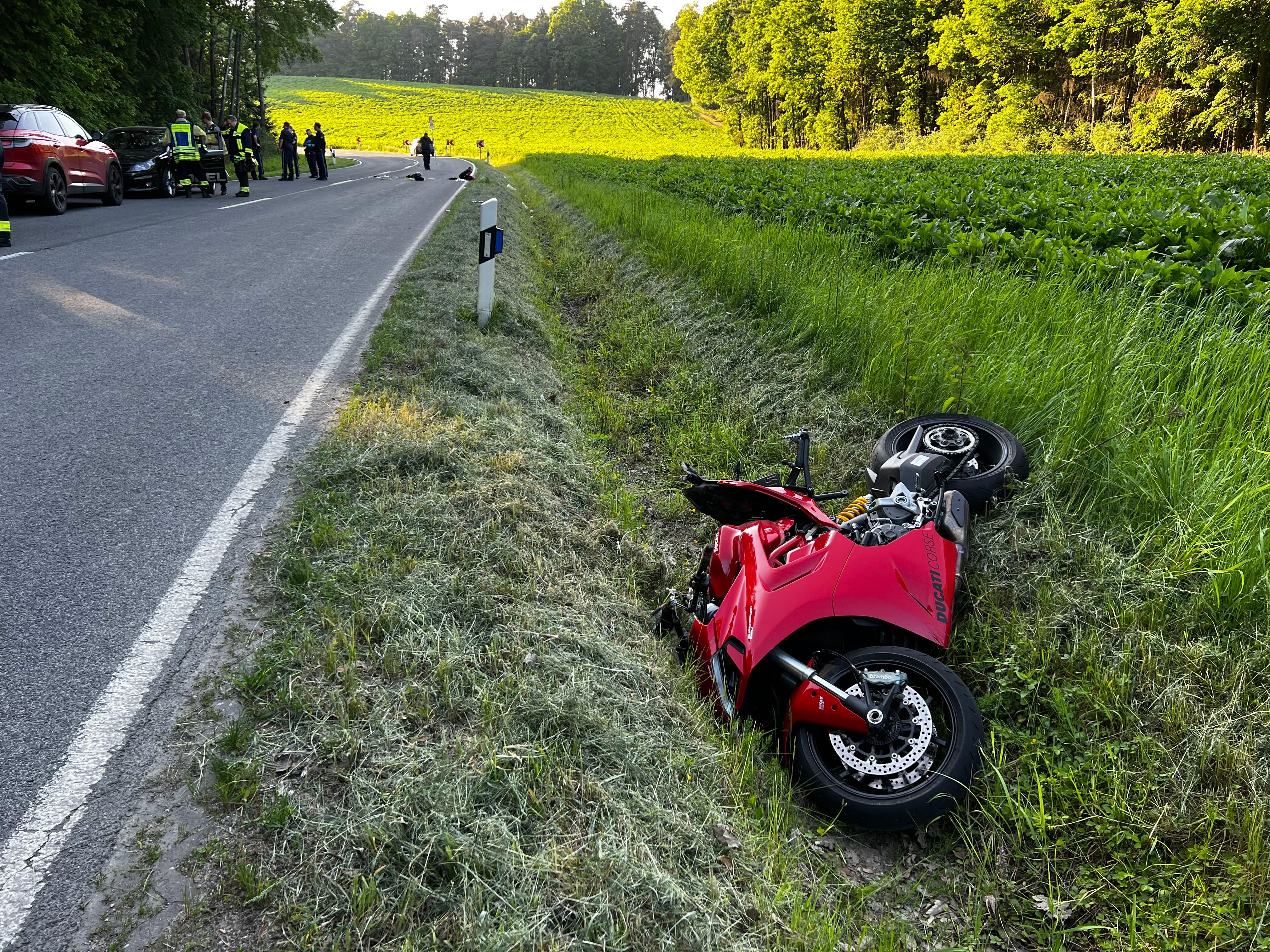 Der Motorradfahrer wurde schwer verletzt. Der Motorradfahrer wurde schwer verletzt.