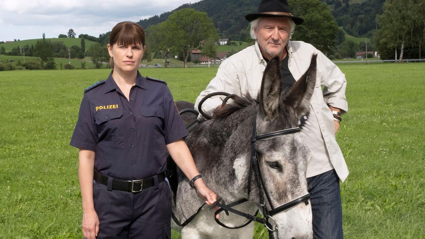 Tinka (Isabell Polak), ein Esel und Hartmut "Bonanza" Zeller (Günther Maria Halmer).