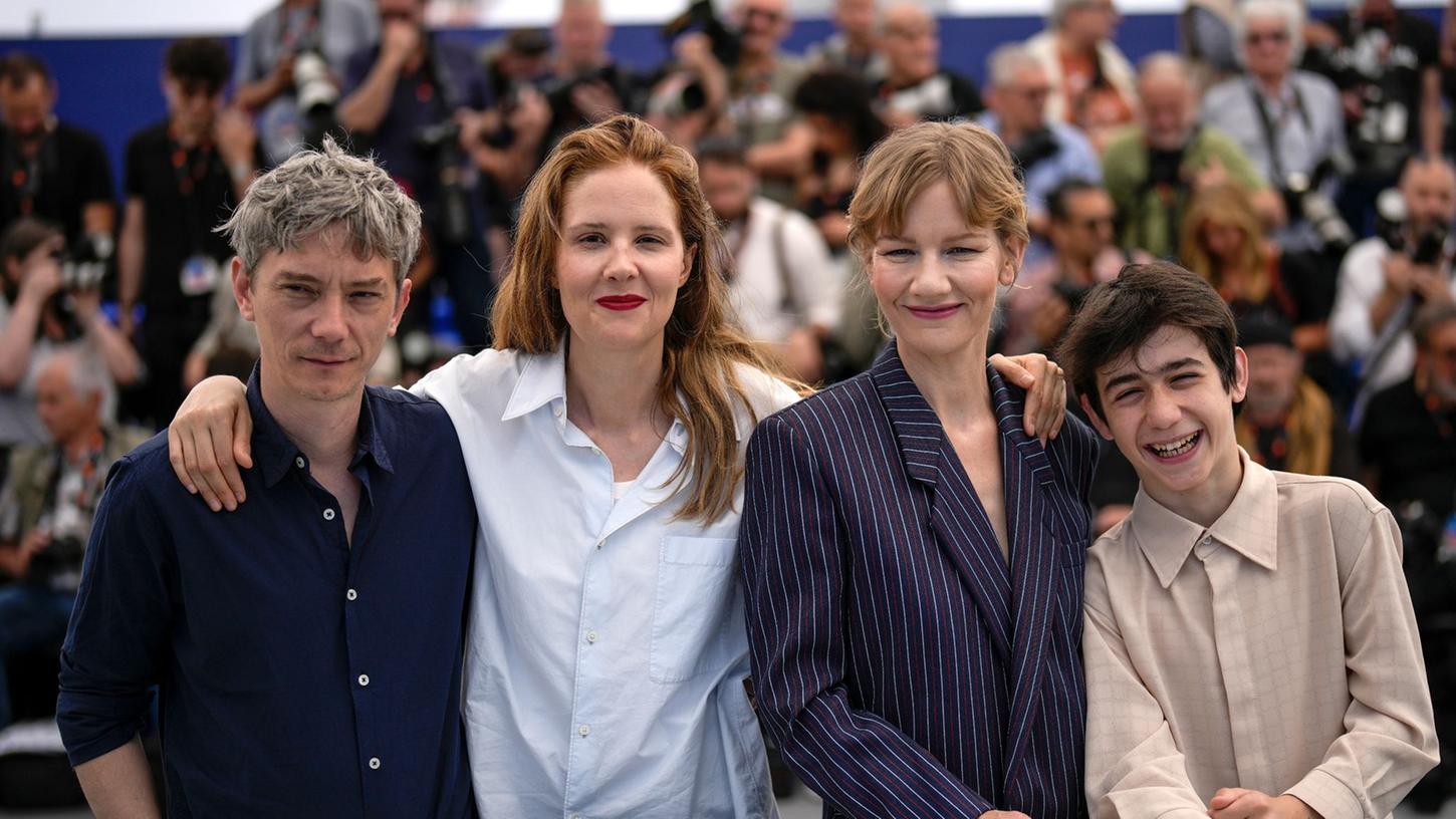 Schauspieler Swann Arlaud (l-r),  Regisseurin Justine Triet, Sandra Hüller und Milo Machado Graner stellen den Film "Anatomy of a Fall" ("Anatomie d’une chute") bei den 76. Internationalen Filmfestspielen in Cannes vor.