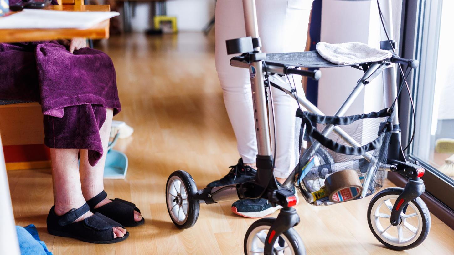 Pflege im Heim: Die Anfang vergangenen Jahres eingeführte Entlastungszuschläge für Bewohnerinnen und Bewohner sollen erhöht werden. Pflege im Heim: Die Anfang vergangenen Jahres eingeführte Entlastungszuschläge für Bewohnerinnen und Bewohner sollen erhöht werden.