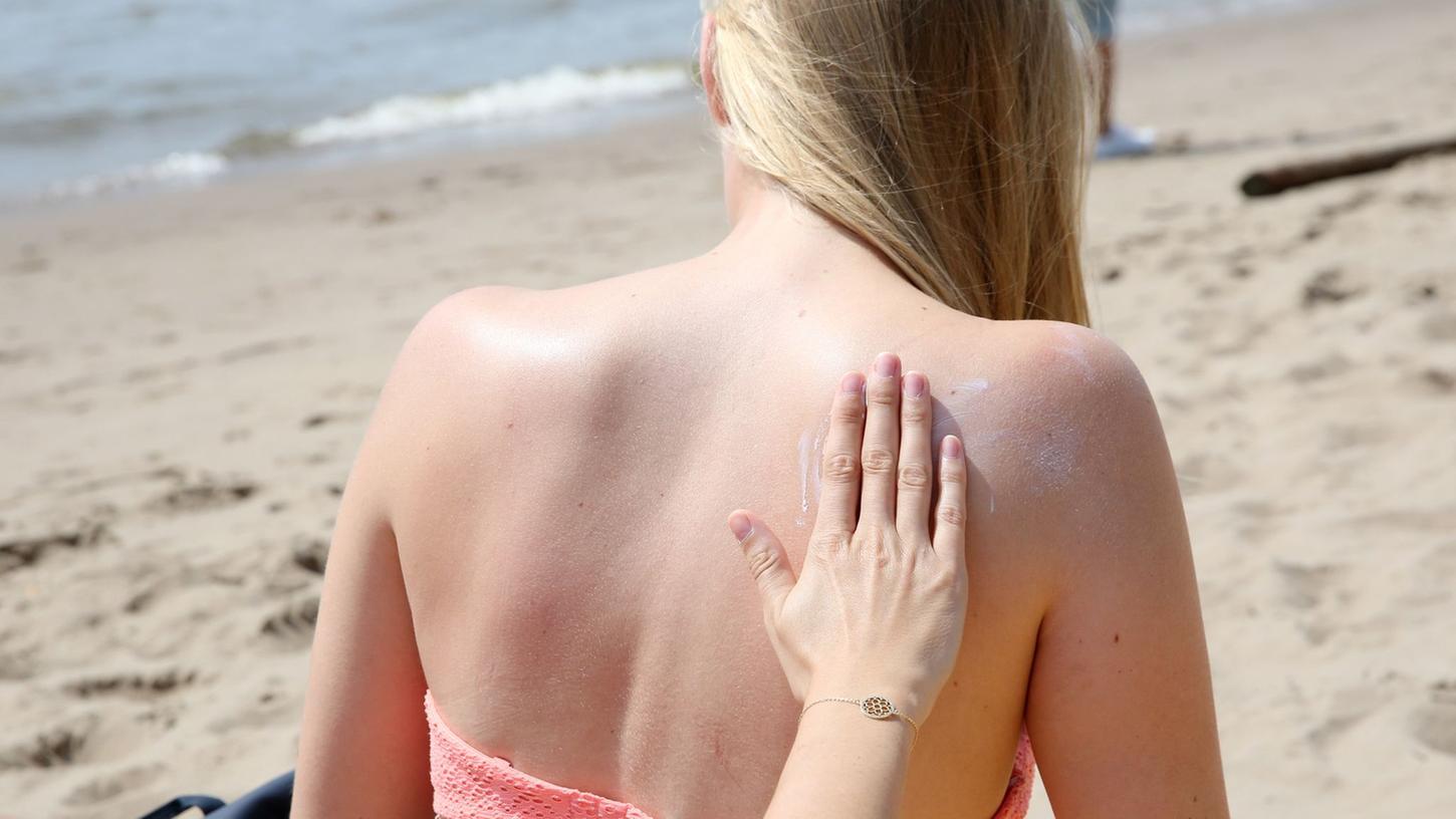 "Das Risiko, einen Sonnenbrand zu bekommen, ist abhängig vom Sonnenstand und in den Sommermonaten von Juni bis August sowie in der Mittagszeit zwischen 11 und 15 Uhr besonders hoch", sagte der Dermatologe Mark Berneburg der Deutschen Presse-Agentur. "Das Risiko, einen Sonnenbrand zu bekommen, ist abhängig vom Sonnenstand und in den Sommermonaten von Juni bis August sowie in der Mittagszeit zwischen 11 und 15 Uhr besonders hoch", sagte der Dermatologe Mark Berneburg der Deutschen Presse-Agentur.