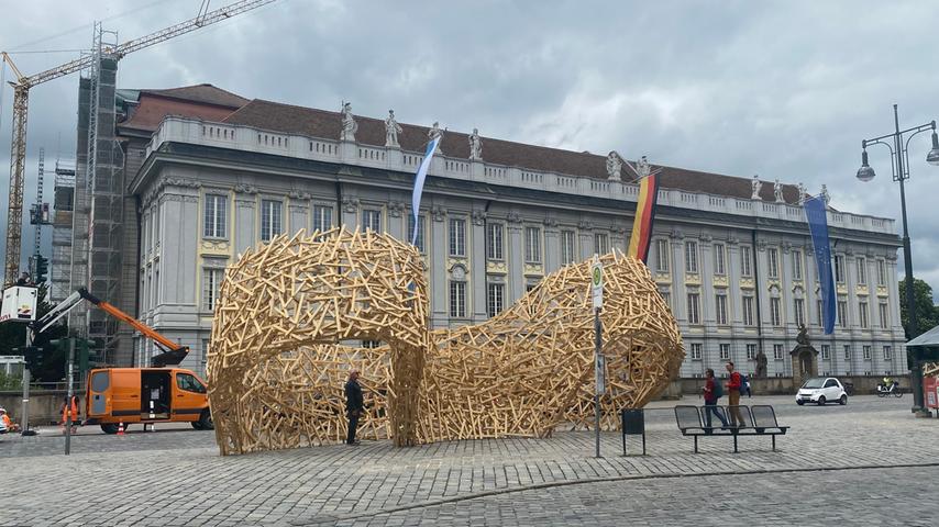 Mehr als 2500 Teile: Was steckt hinter dem hölzernen Bau auf dem Schlossplatz?