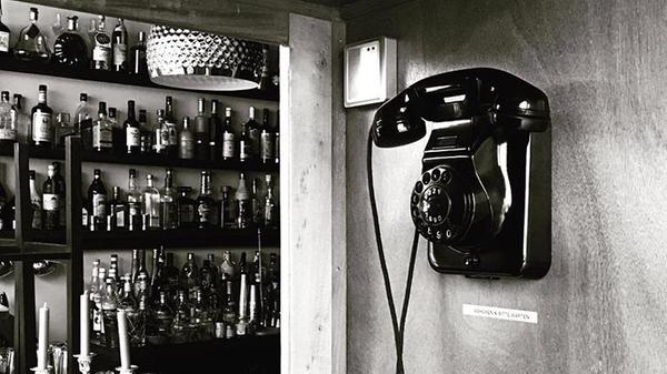 Seit 2017 betreibt Barmeister Gianni das Gin & Julep in der Bindergasse 12. Schon der Eintritt ist besonders: Gäste gelangen durch eine Telefonzelle in die Speakeasy Bar. Zeitlose Klassiker und spannende Eigenkreationen stehen auf der Karte. Einem neuen Gast würde Gianni den "Green Tonka Smash" empfehlen, denn er ist auch der gefragteste Drink. Mit diesem hat der Barmeister auch den zweiten Platz bei einer Deutschen Meisterschaft erzielt. Die Bar hat 30 Sitzplätze - eine Reservierung ist unbedingt nötig!