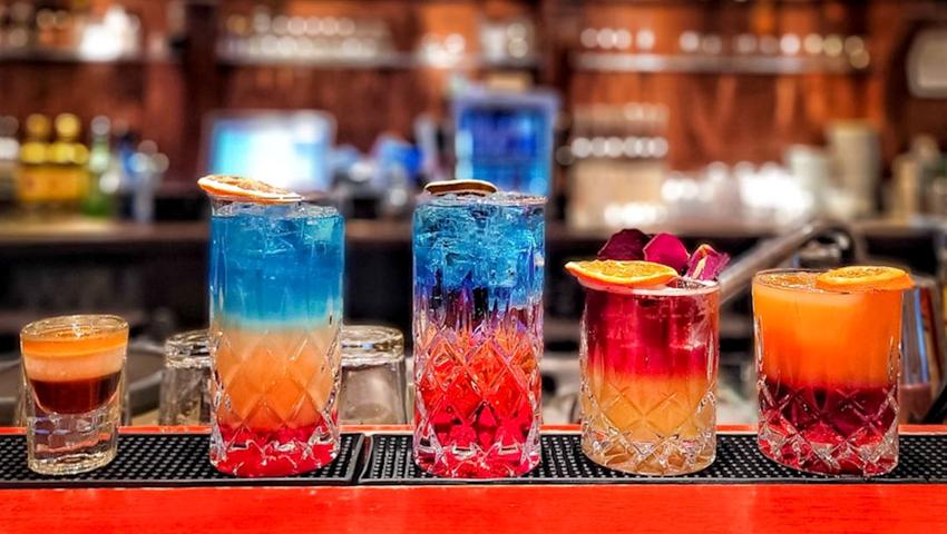 Seit 2005 gibt es den Spanier in der Nürnberger Innenstadt, Adlerstraße 22. Wer günstig einen der Cocktails probieren möchte, der ist in der Happy Hour täglich von 17 bis 19 Uhr gut aufgehoben, hier gibt es alle Cocktails zum halben Preis. Für Nachtschwärmer ist die tägliche Fiesta Espanola ab 23 Uhr interessant - alle Tapasitos Favourite Cocktails kosten dann die Hälfte. Die Minze für Cocktails kommt aus einem eigenen Garten im Knoblauchsland. Seit 2005 gibt es den Spanier in der Nürnberger Innenstadt, Adlerstraße 22. Wer günstig einen der Cocktails probieren möchte, der ist in der Happy Hour täglich von 17 bis 19 Uhr gut aufgehoben, hier gibt es alle Cocktails zum halben Preis. Für Nachtschwärmer ist die tägliche Fiesta Espanola ab 23 Uhr interessant - alle Tapasitos Favourite Cocktails kosten dann die Hälfte. Die Minze für Cocktails kommt aus einem eigenen Garten im Knoblauchsland.